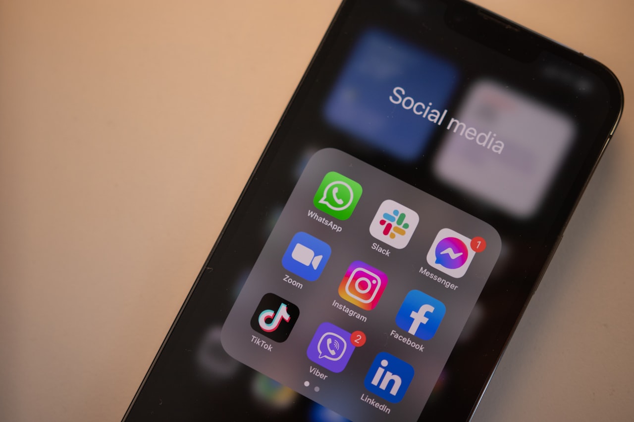 Smartphone réseaux sociaux jeu concours Instagram marketing